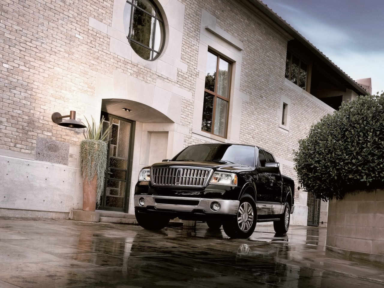 Foto: Lincoln Mark LT Front And Side Tilt (2008)