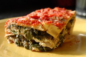 Recept online: Lasagne se pentem a rukolou: Zapeen lasagne s vrstvami z ochucenho pentu, rukoly, rajat a dvou druh sr